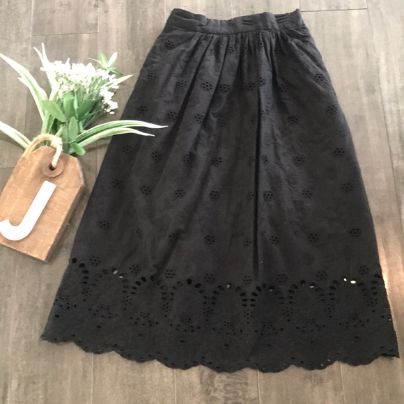 H&M Dresses & Skirts - H&M Black Side Zip Midi Skirt w/Pockets